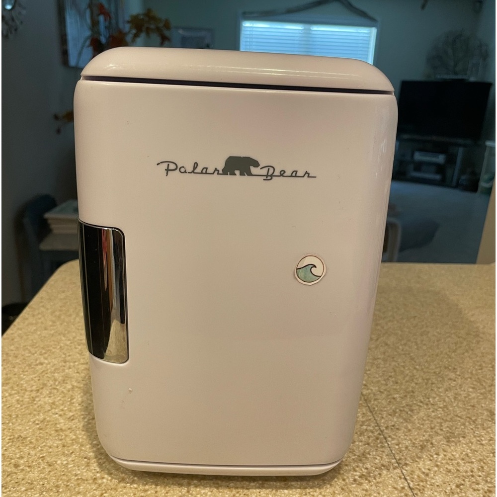 Vintage Polar Bear Mini refrigerator-excellent condition-white-model 8209